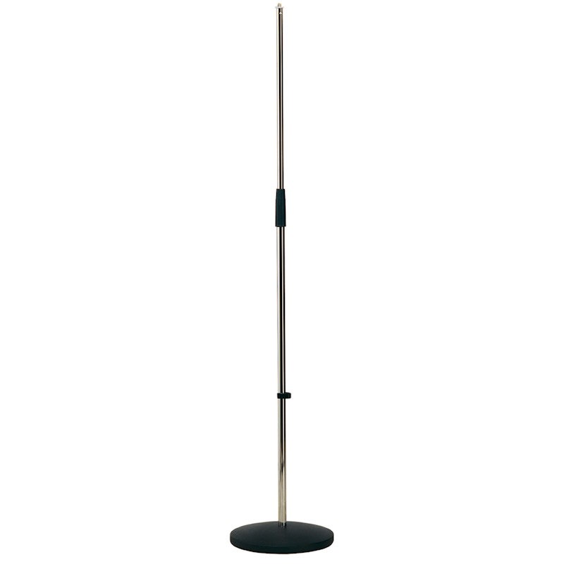 Konig & Meyer 26010-300-01 verchroomde microfoonstandaard met een ronde, gietijzeren zwarte voet.