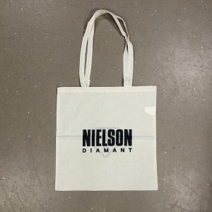 TOTEBAG NIELSON DIAMANT - DRAAGTAS KATOEN WIT MET ZWARTE OPDRUK