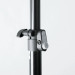 Detail van de hoogte borging van de KONIG & MEYER 21436-009-55 LICHTGEWICHT ALUMINIUM - STANDAARD LUIDSPREKER BOX 35MM HOOGTE 1440-2230 MM