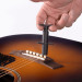 D'ADDARIO PLANET WAVES BPP-01 - BRIDGE PIN PULLER in gebruik