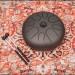 MEINL STD3VB TONGUE DRUM met stokken op kleed