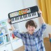 Kind met een YAMAHA PSS-F30 - KEYBOARD  in de handen