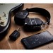 Samen met gitaar afgebeelde BOSS WAZA-AIR WIRELESS PERSONAL GUITAR AMPLIFICATION SYSTEM - HOOFDTELEFOON + DRAADLOZE PLUG-IN ZENDER